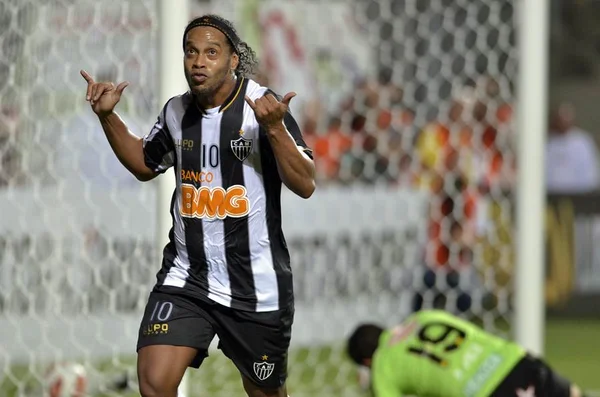 Ronaldinho Gaúcho vira astro de Hollywood em filme com Van Damme