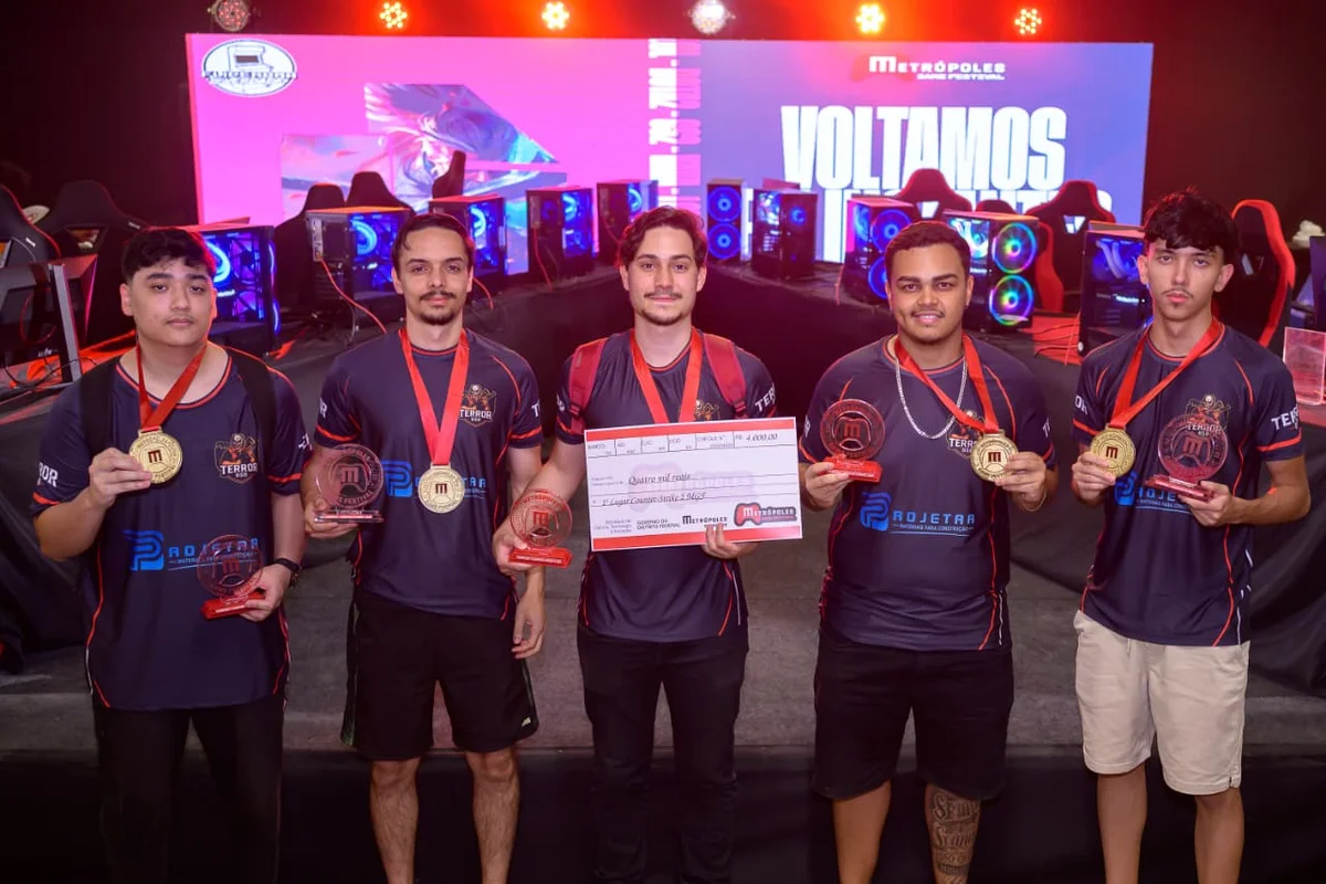 Premiação do torneio de Counter-Strike PCA equipe Terror BSB conquistou o 1º lugar na competição. Ao centro, o capitão Guilherme Borges segura o cheque da premiação Premiação do torneio de Counter-Strike PCA equipe Terror BSB conquistou o 1º lugar na competição. Ao centro, o capitão Guilherme Borges segura o cheque da premiação