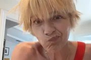 Selma Blair faz careta para vídeo Selma Blair faz careta para vídeo