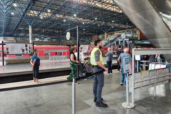 Imagem colorida mostra funcionário da ViaMobilidade na estação Barra Funda - Metrópoles