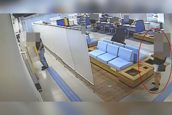 Imagem colorida de pessoas dentro de um agencia bancaria - Metrópoles