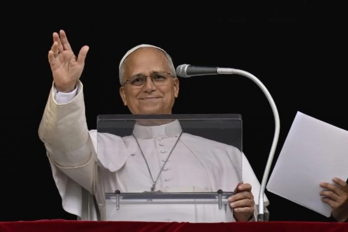 Papa Leão XIV realiza a oração do Angelus no Vaticano após deixar hospital