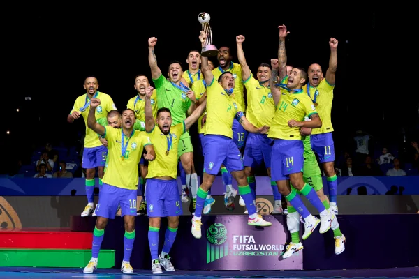 Foto colorida da seleção brasileira de futsal - metrópoles