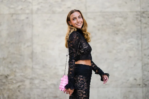 Look com conjunto de renda preta