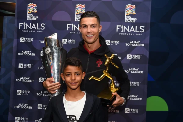 Em vídeo, filho de Cristiano Ronaldo imita Luva de Pedreiro; veja