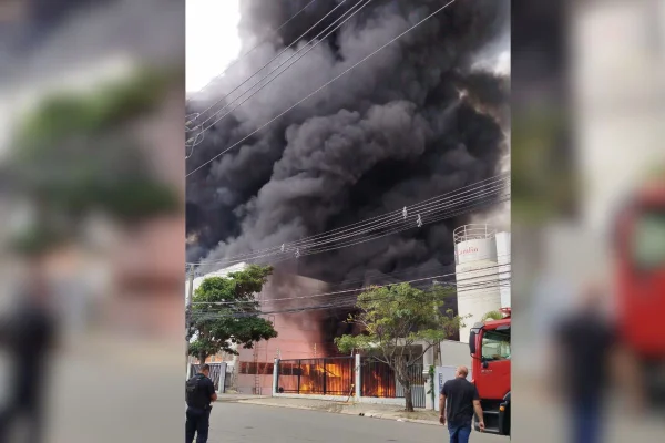Incêndio começou no meio da tarde desta sexta-feira (6/2), e ao menos 10 pessoas foram resgatadas por moradores com ferimentos leves - Metrópoles