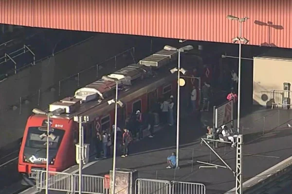 Linha 11-Coral da CPTM segue com problemas - Metrópoles
