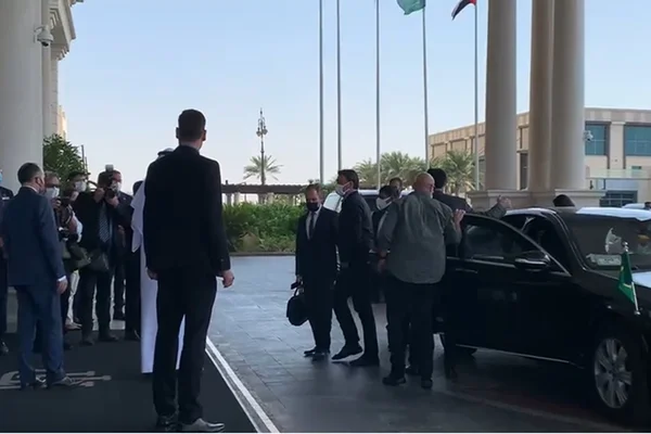 Bolsonaro chega aos Emirados Árabes