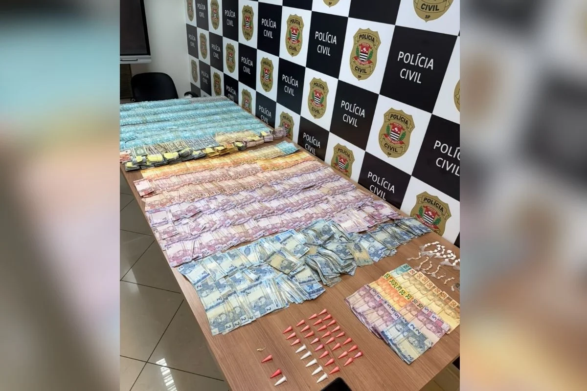 Durante a ação que culminou na prisão de chinesa e motoboy, os agentes encontraram drogas e dinheiro. Durante a ação que culminou na prisão de chinesa e motoboy, os agentes encontraram drogas e dinheiro.
