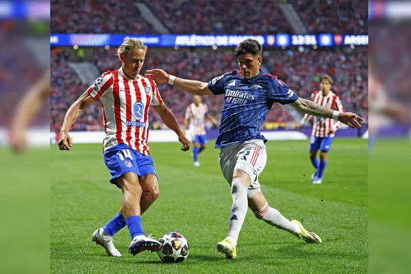 Disputa de bola na partida entre Atlético de Madrid e Arsenal pela Champions League