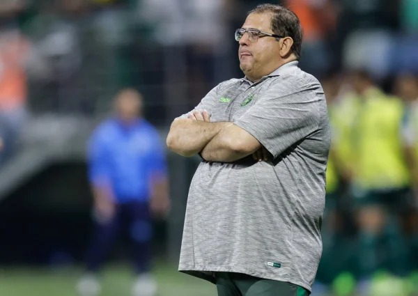 O treinador Guto Ferreira a beira do gramado