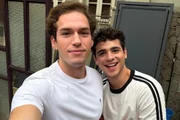Mau Mau (João Victor Gonçalves) e Felipe (Pietro Antonelli) em Quem Ama Cuida Mau Mau (João Victor Gonçalves) e Felipe (Pietro Antonelli) em Quem Ama Cuida