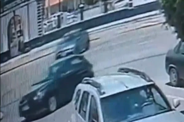Imagem colorida de carro atravessando avenida - Metrópoles