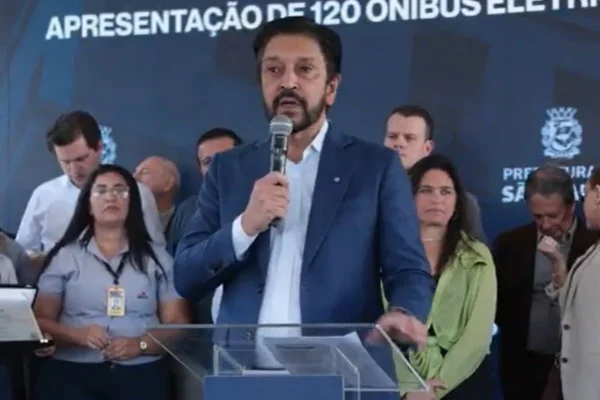 Imagem colorida mostra o prefeito Ricardo Nunes durante evento de entrega de 120 ônibus elétricos para o transporte público da capital paulista - Metrópoles