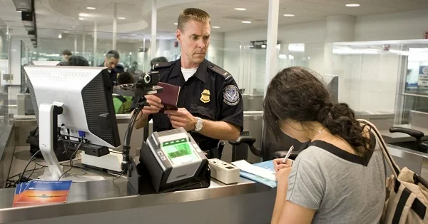 agente de imigração em aeroporto