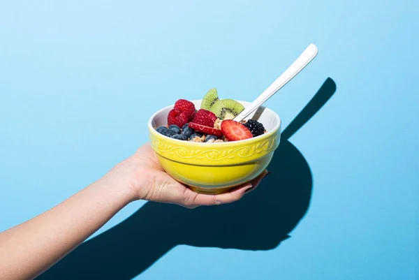 Foto colorida de um pote de frutas - Metrópoles