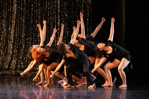 Imagem colorida mostra trecho de espetáculo de dança em São Paulo - Metrópoles