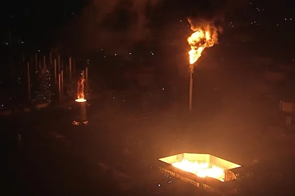 Imagem de fogo no flare do Polo Petroquímico Capuava - Metrópoles