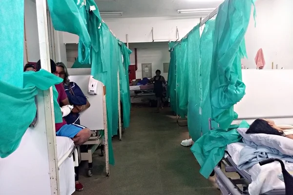 Amontoados em leitos improvisados, pacientes aguardam cirurgias no HRG
