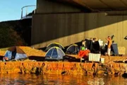 Pessoas em situação de rua embaixo da ponte JK