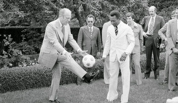Gerald Ford, então presidente dos Estados Unidos, chuta uma bola de futebol durante encontro com Pelé