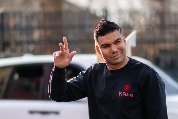 Imagem colorida de Casemiro acenando - Metrópoles