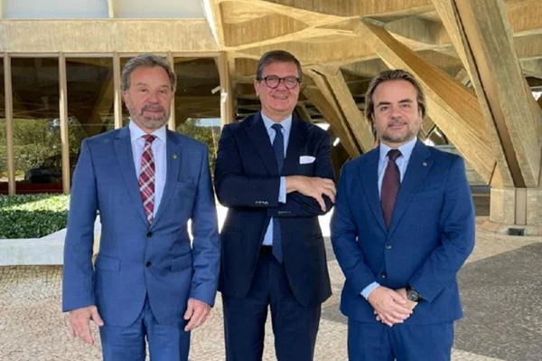 Imagem mostra parlamentares que integram frente parlamentar que reforça laços entre Brasil e Itália - Metrópoles
