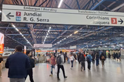 Mezanino da estação Palmeiras-Barra Funda