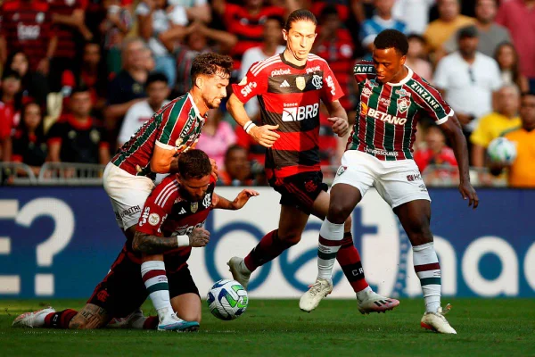 Jogadores de Flamengo e Fluminense em jogo do Campeonato Brasileiro - Metrópoles