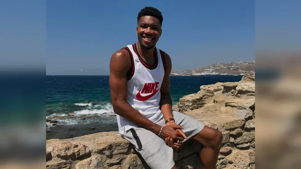 Imagem colorida do post do astro do basquete Antetokounmpo - Metrópoles