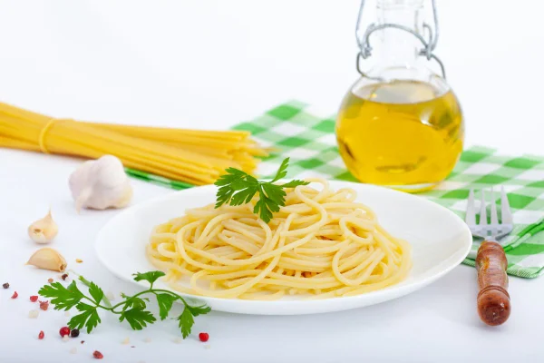 foto colorida de macarrão alho e óleo