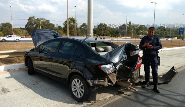 Perseguição a homem em carro clonado termina em colisão na EPTG