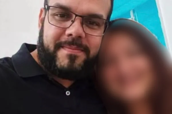 Hiago Moreira Schnornberger, homem suspeito de matar a namorada, foi condenado a 24 anos de prisão pelo crime de feminicídio cometido em 2016 contra a ex-namorada