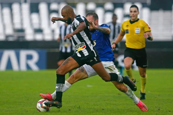 Chay faz hat-trick e livra Botafogo da derrota para o Cruzeiro