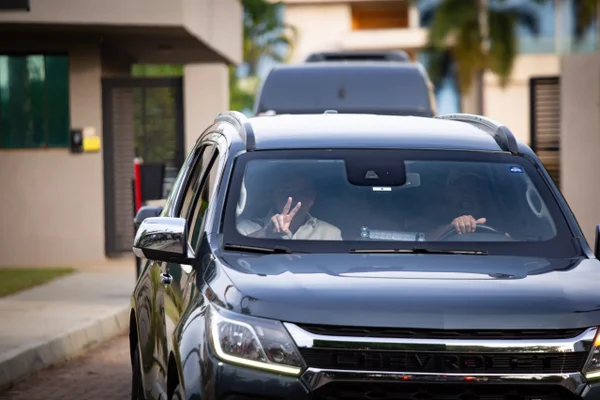 O candidato à Presidência da República, senador Flávio Bolsonaro, deixa sua residência e segue para o escritório de Vicente Santino metropoles
