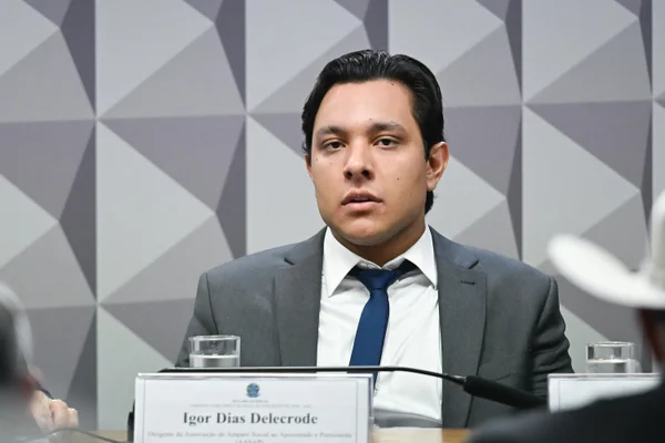 A CPMI do INSS ouve Igor Dias Delecrode, ex-dirigente da Associação de Amparo Social ao Aposentado e Pensionista Aasap investigada fraudes e descontos ilegais em benefícios Metrópoles 6