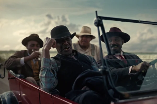 Imagem colorida de Delroy Lindo e Michael B. Jordan no filme Pecadores - Metrópoles