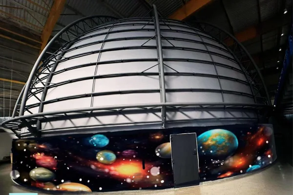 O Planetário CEU Parelheiros é uma estrutura redonda de cor branca