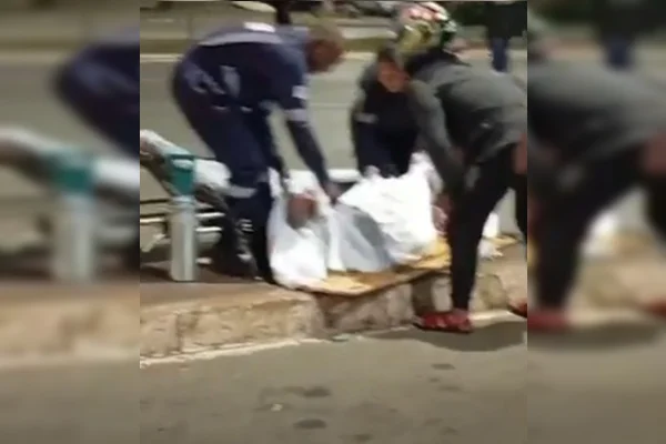 Vídeo: após ambulância tombar, paciente de 80 anos cai de maca no DF