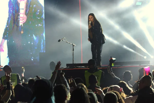 Simone é ovacionada em primeira apresentação sem Simaria