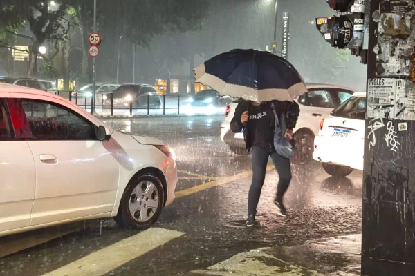 Imagem colorida mostra chuva em São Paulo - Metrópoles