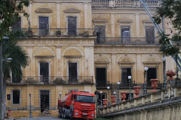 Cedae nega falta de água para apagar incêndio do Museu Nacional