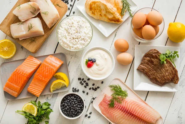 Mesa com ovos, salmão, carne, sementes - Metrópoles