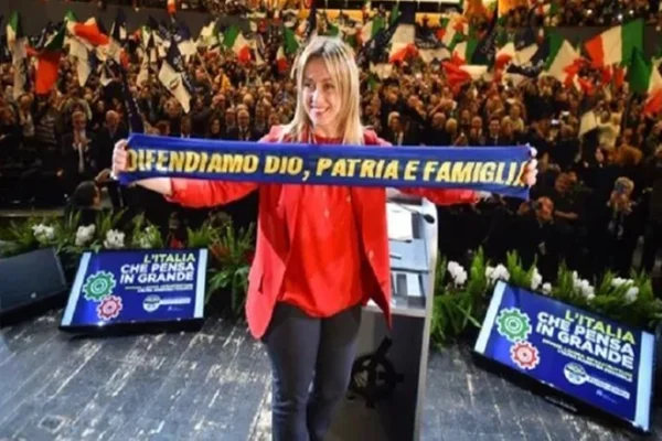 Bolsonaro cita slogan de Meloni na Itália: “Deus, pátria e família”