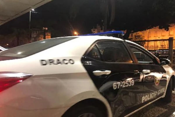 Imagem colorida de ccarro da PC-RJ - Metrópoles
