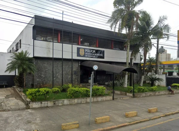 Foto colorida mostra fachada da Delegacia Sede de Polícia do Guarujá