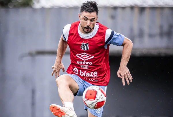 Imagem colorida de William Bigode durante treinamento - Metrópoles