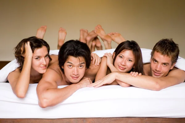imagem colorida de quatro pessoas em uma cama