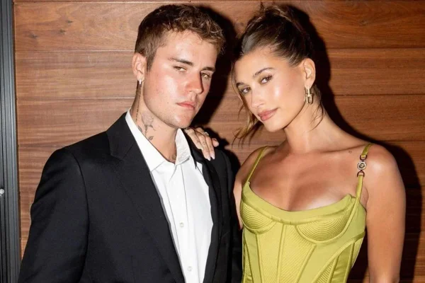 Foto colorida de Justin e Hailey Bieber - Metrópoles