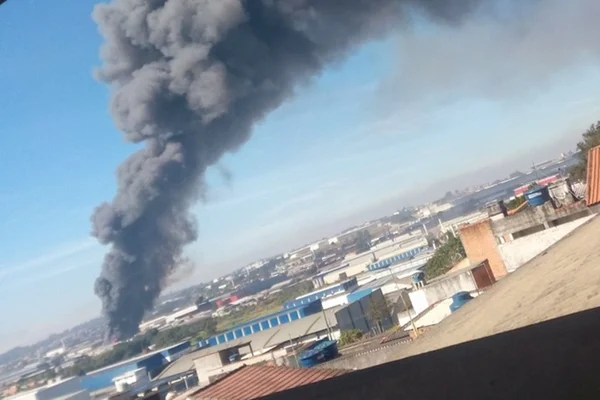 Globo: cidade cenográfica de Espelho da Vida é devorada por incêndio